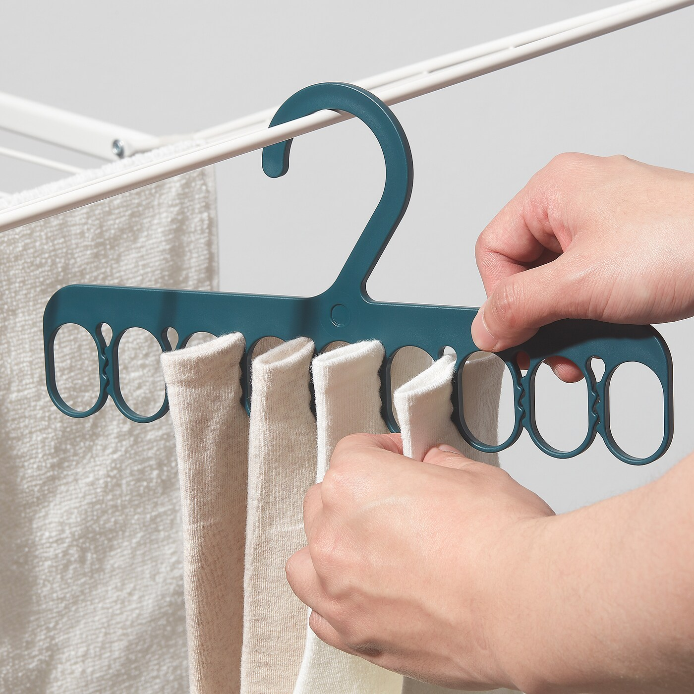 slibb-hanger-with-8-grip-clips__0930586_pe790837_s5_result